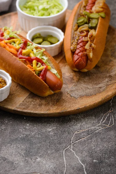 Perro caliente con salchichas. Comida rápida tradicional americana — Foto de Stock