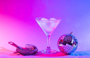 Moda neon ışığı içinde çubuk araçları