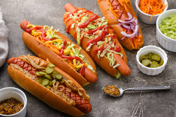 Хот-дог с сосисками. Традиционный американский фаст-фуд