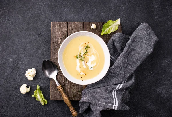 Sup krim kembang kol vegetarian yang sehat — Stok Foto