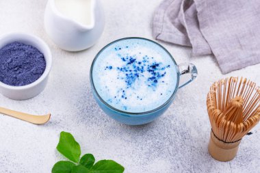 Sütlü mavi kibrit latte.