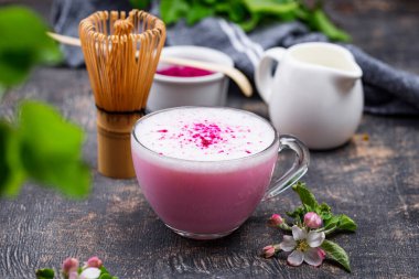 Sütlü pembe kibrit latte.