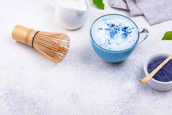 Sütlü mavi kibrit latte.