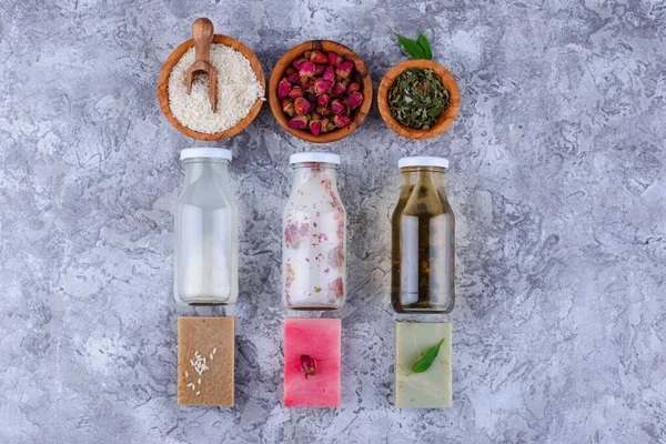 Fermentierte Kosmetik aus Reis, Rose und grünem Tee — Stockfoto