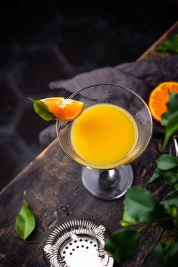 Portakallı martini veya Margarita kokteyli.