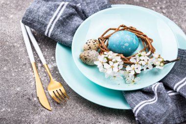 Mavi yumurtalı Paskalya masası.