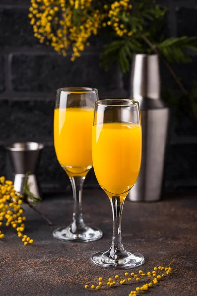 Коктейль мімози з апельсиновим соком — стокове фото