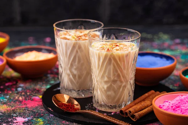 伝統的なインドの飲み物｜thandai withサフラン — ストック写真
