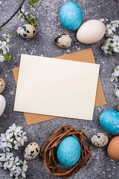 Paskalya yumurtaları ve boş kart — Stok fotoğraf