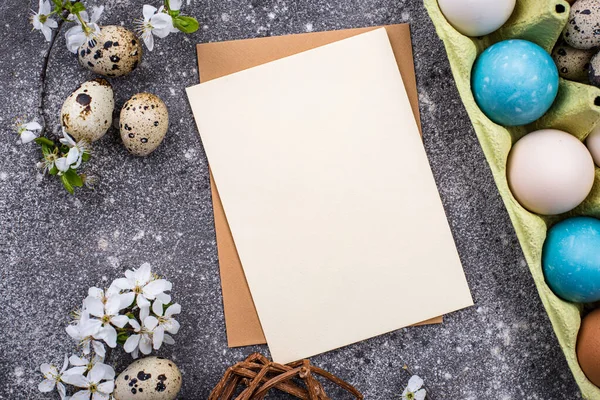 Uova di Pasqua e carta vuota — Foto Stock