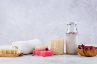 Gül yapraklı su. Mayalanmış güzellik kozmetik