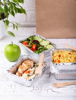 Yemek teslimatı konsepti. Konteynırda yemek