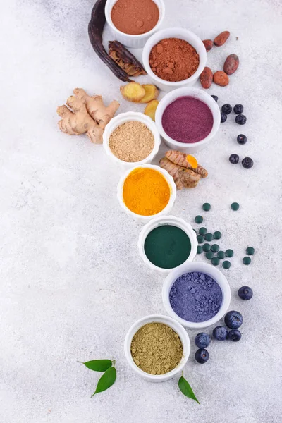 Diverse gezonde superfoods poeder — Stockfoto