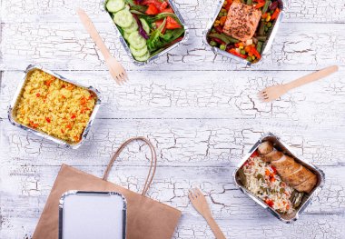 Yemek teslimatı konsepti. Konteynırda yemek