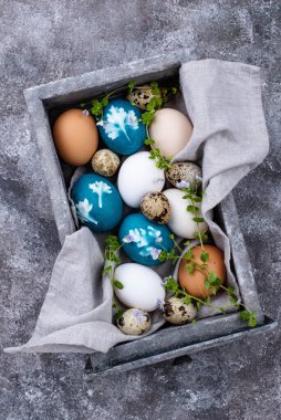 Doğal boyayla boyanmış Paskalya mavisi yumurtalar.