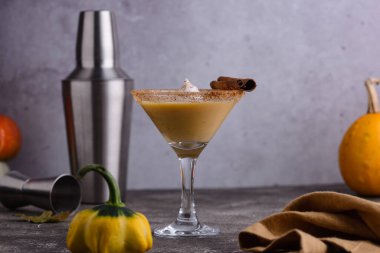 Kremalı balkabağı martini kokteyli veya likör