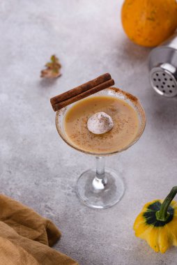 Kremalı balkabağı martini kokteyli veya likör