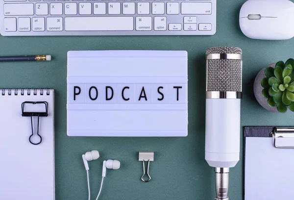 Podcast nieuwe aflevering concept met microfoon — Stockfoto