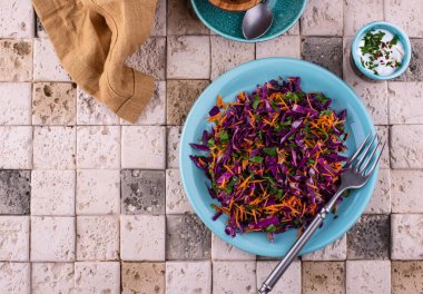 Kırmızı lahana salatası.