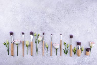 Doğal bambu makyaj fırçaları.