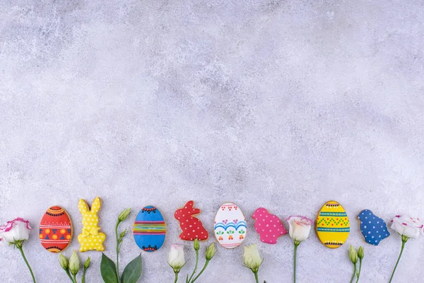 Biscuits de Pâques en forme d'œufs et de lapin — Photo