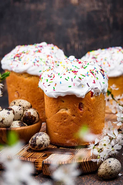 Bolo de Páscoa tradicional kulich com cobertura — Fotografia de Stock