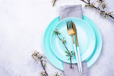 Çiçek açan dallı bahar masası.