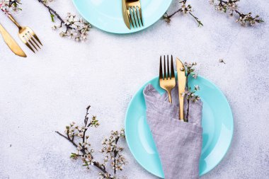 Çiçek açan dallı bahar masası.