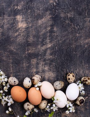 Çiçekli tavuk ve bıldırcın yumurtaları.