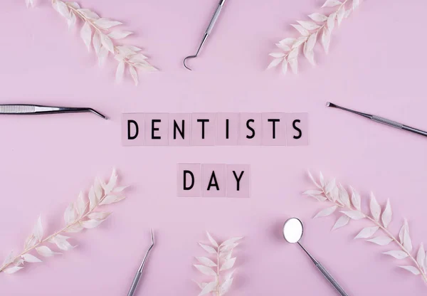 World tandläkare dag koncept med stomatologi verktyg — Stockfoto