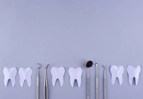 World tandläkare dag koncept med stomatologi verktyg — Stockfoto