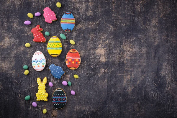 Biscuits de Pâques en forme d'œufs et de lapin — Photo