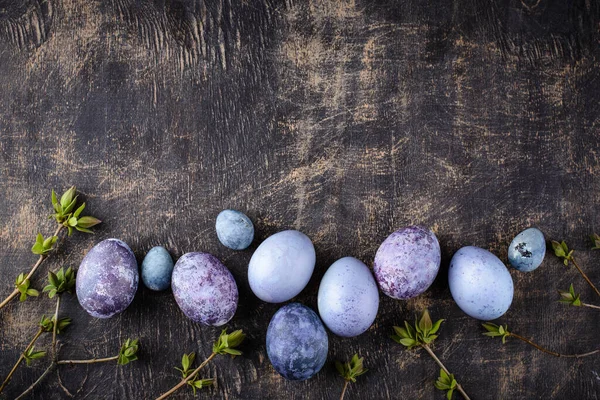Húsvéti ünnepi tojás lila és kék színben — Stock Fotó