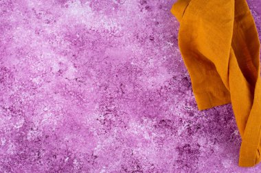 Eflatun arkaplanda keten peçete