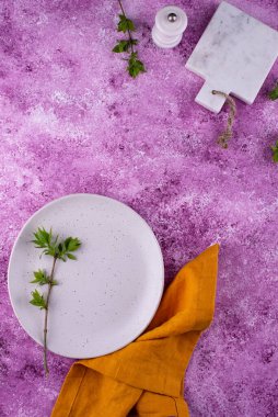 Eflatun beton arkaplanda tablo ayarları