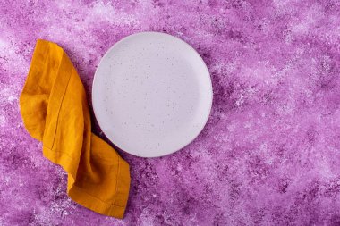 Eflatun beton arkaplanda tablo ayarları