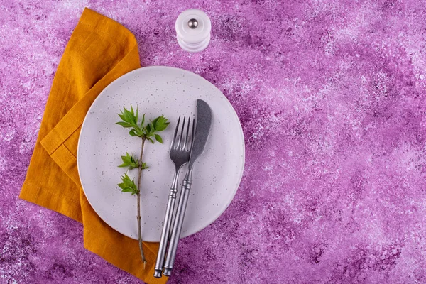 Table setting on lilac concrete background — Foto de Stock