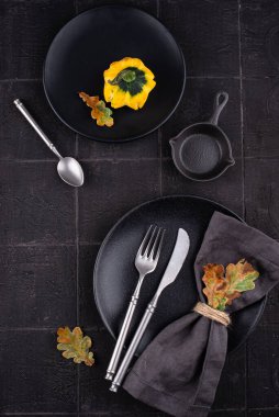 Koyu fayans arkaplanındaki sonbahar tablosu