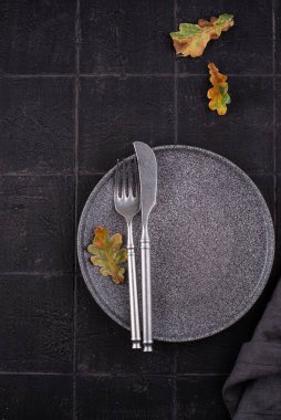 Koyu fayans arkaplanındaki sonbahar tablosu