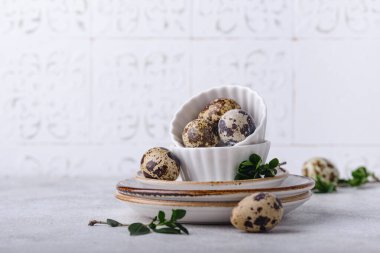 Arka planda bıldırcın yumurtaları olan bir kase