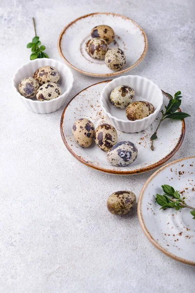 Arka planda bıldırcın yumurtaları olan bir kase