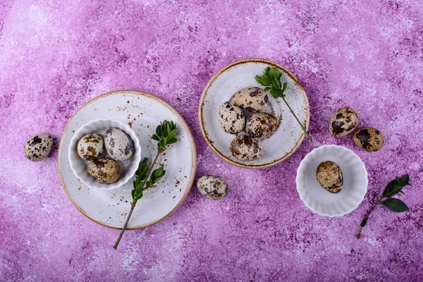 Bowl with quail eggs on lilac background — Fotografia de Stock