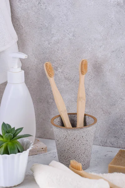 Бамбукова зубна щітка, нульові продукти догляду за відходами — стокове фото