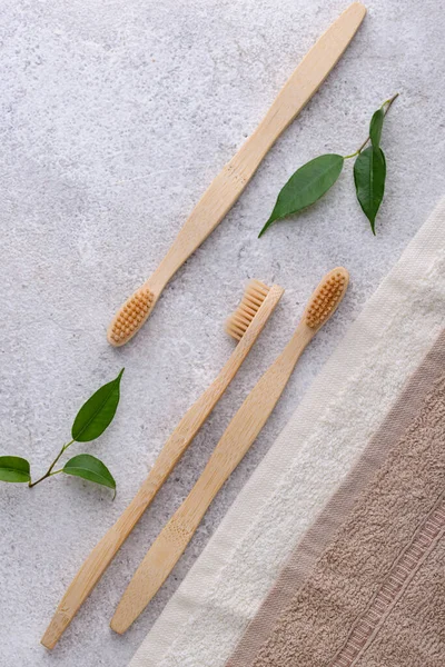 Sikat gigi bambu, produk perawatan limbah nol — Stok Foto