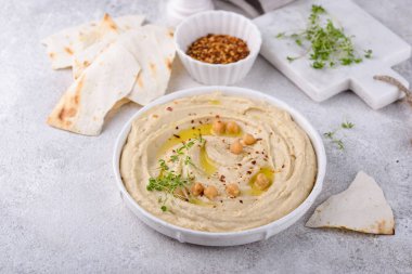 Nohut ve pide ekmeğinden humus..