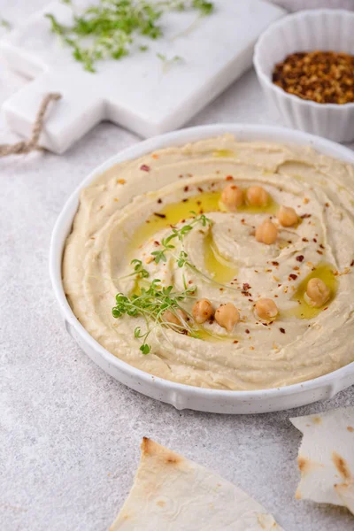 Hummus from chickpeas and pita bread. — Stock fotografie