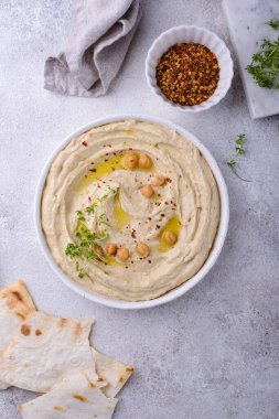 Nohut ve pide ekmeğinden humus..