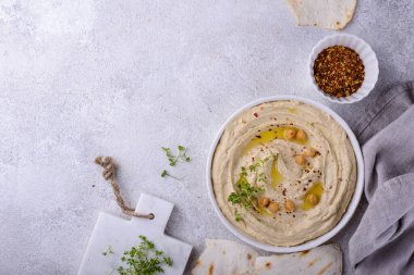 Nohut ve pide ekmeğinden humus..