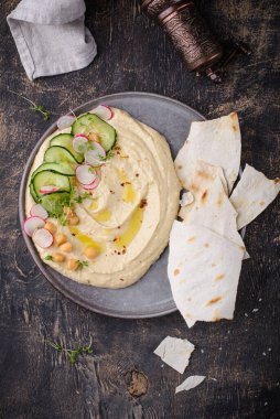 Nohut ve pide ekmeğinden humus..