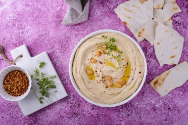 Nohut ve pide ekmeğinden humus..